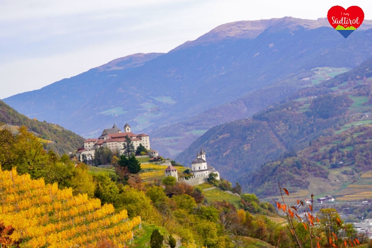 klausen-suedtirol-kloster-saeben-herbst